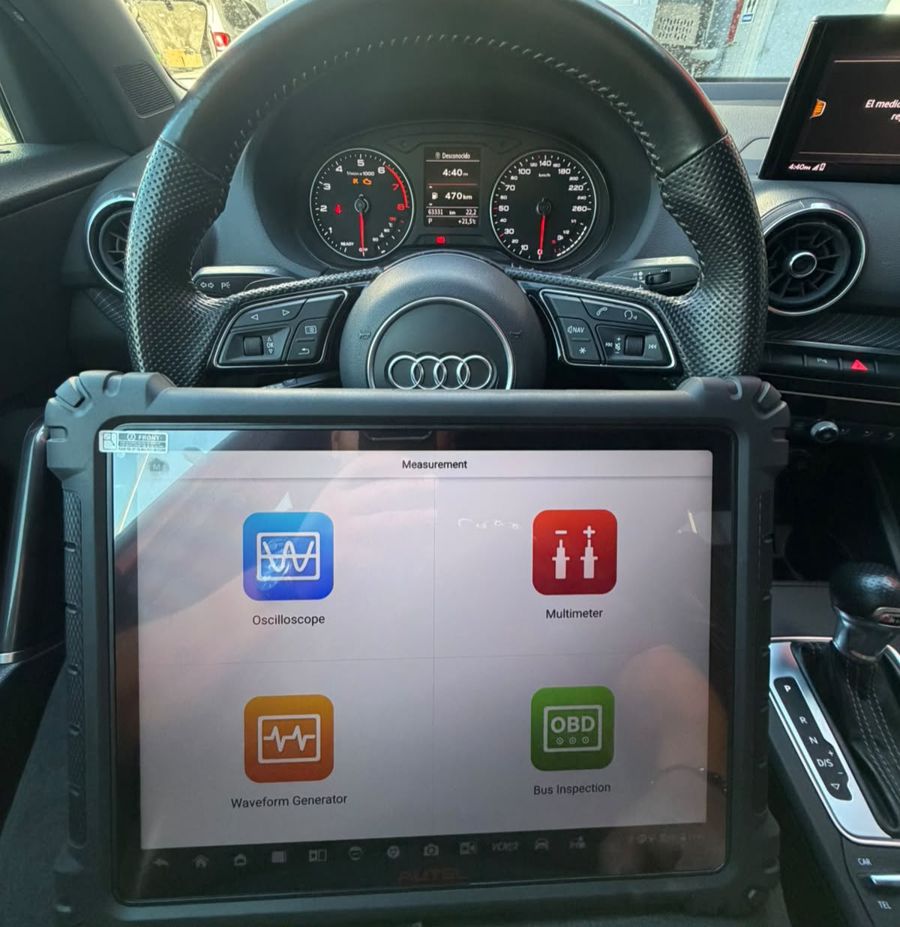 Escáner Autel con funciones de osciloscopio y multímetro en un Audi