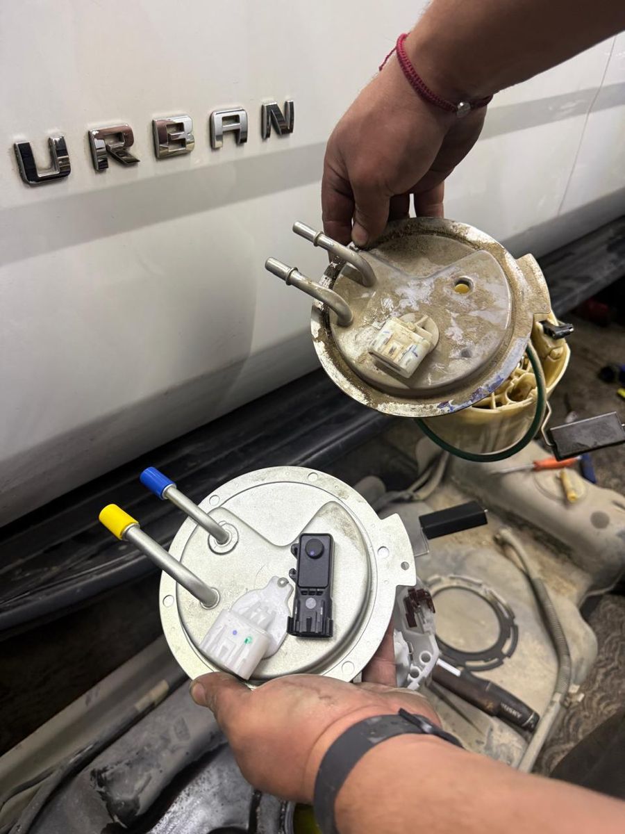 Cambio de bomba de gasolina en una camioneta Suburban