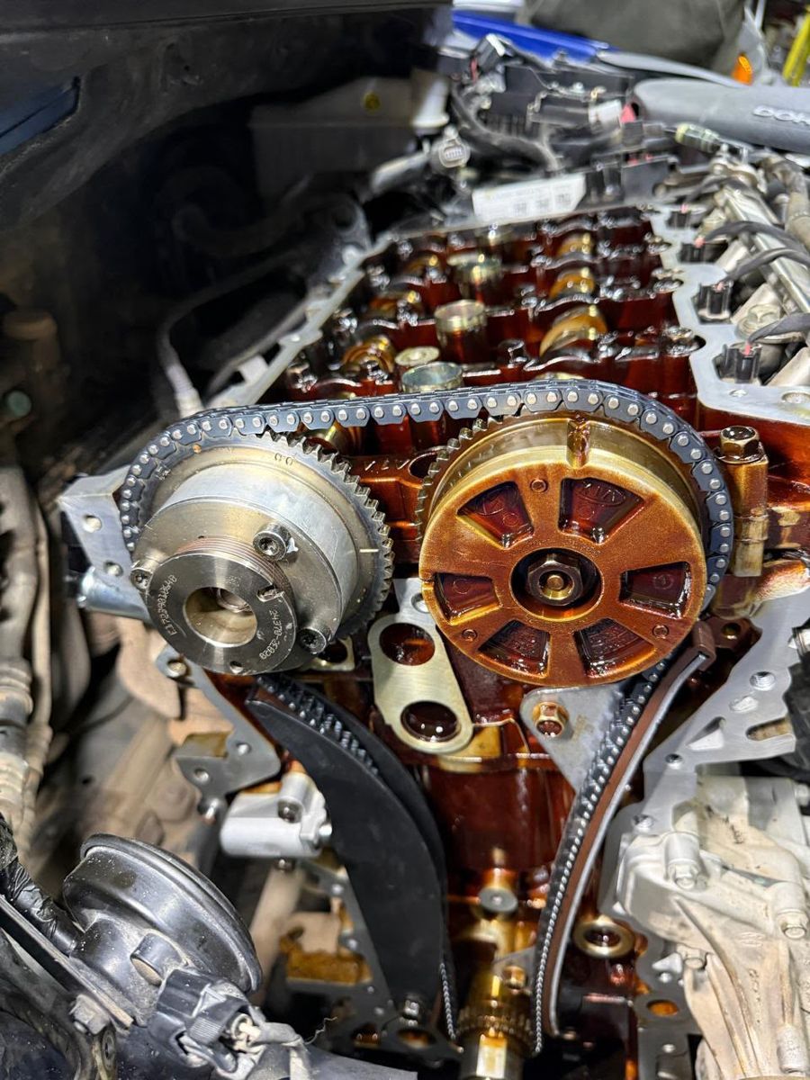 Cadena de distribución de un motor en reparación
