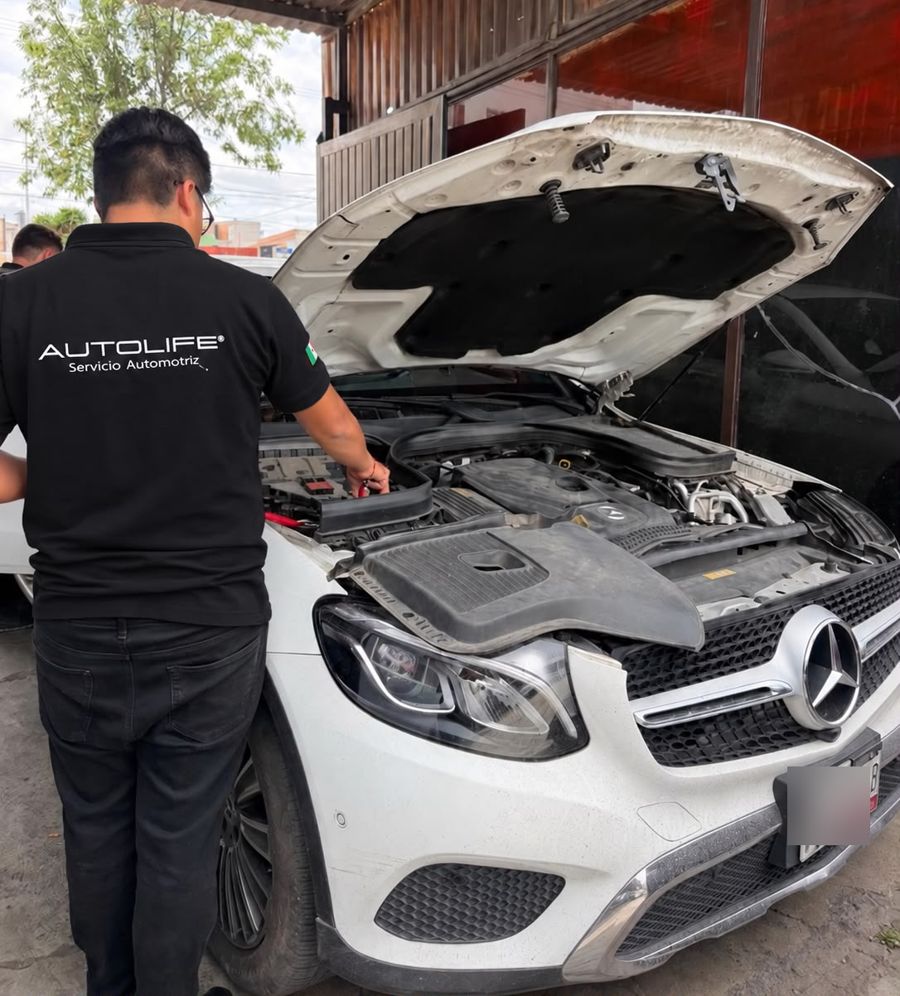 Mecánico de Autolife revisando el motor de un Mercedes-Benz